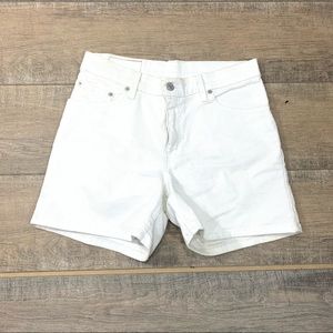 Levi’s Woman’s 555 White shorts Size 6 Reg fit